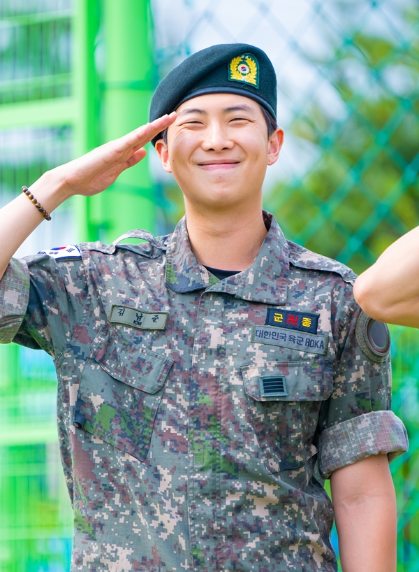 방탄소년단 RM, 욕설 영상에 해명 "러브버그 5마리 달려들어"