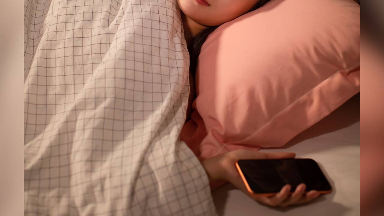 애플의 경고..."잠들기 전 '이 행동' 절대 하지 마세요"