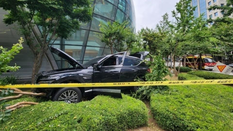 여의도 한경협 건물에 SUV 돌진…40대 운전자 급발진 주장