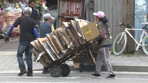 "5분도 안 돼 땀 줄줄"…재활용 수거 업체 현장