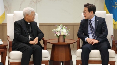이 대통령, 유흥식 추기경 접견…레오 14세 교황 방북 제안