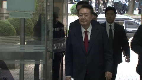[현장영상+] 윤 전 대통령, 굳은 표정으로 입정…취재진 질문에 묵묵부답