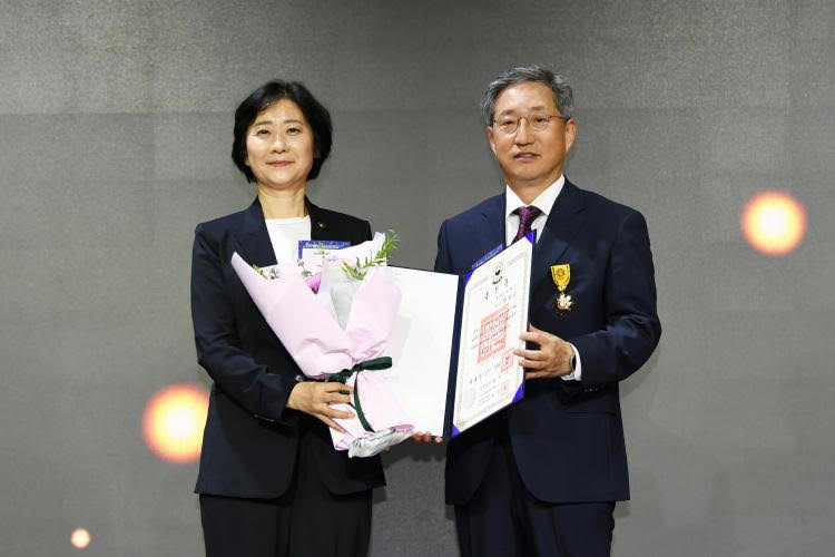 "인구위기 극복 공로"…방문신 SBS 사장, 국민훈장 수훈