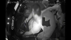 고가 다리 위에서 \'비틀비틀\'...의식 잃기 전까지 한국인 관광객 지킨 중국인 버스 기사