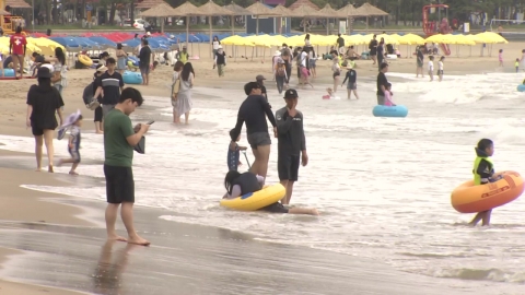 폭염 피해 바다로…이 시각 부산 광안리해수욕장