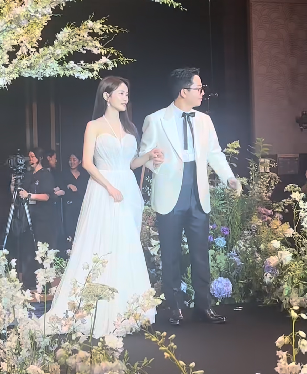 '결혼' 김준호·김지민, 김대희 손 잡고 신부 입장
