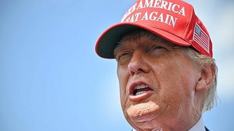 "현대 음모론의 어머니" 때문에 궁지에 몰린 트럼프