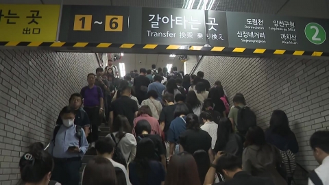 빗속 수도권 퇴근길…지하철도 버스도 \'인산인해\'