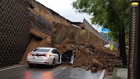  오산 가장교차로 고가 옹벽 붕괴..."차량 2대 깔려"