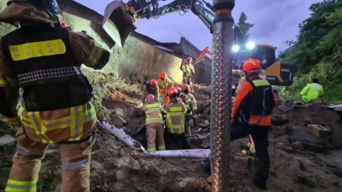  소방 "오산 옹벽 붕괴로 차량 매몰...1명 사망 추정"
