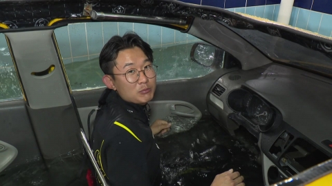 장마철 불어난 물에 차 안에 갇힌다면…탈출 방법은?