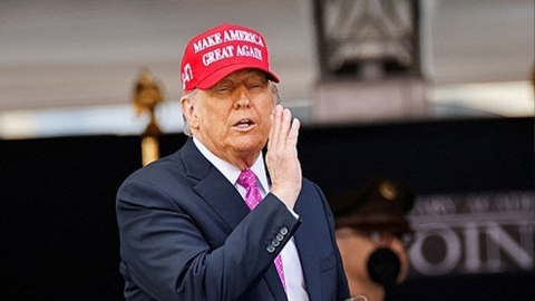 트럼프, 죽은 엡스타인에 발목 잡히나...지지층 반발 확산