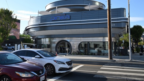 테슬라, LA에 개장한 충전기 80개 갖춘 식당·휴게소 문전성시...머스크 "잘되면 전세계에"