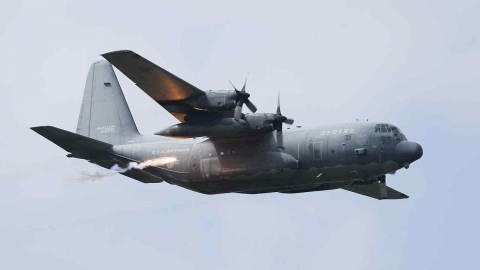 일 정부, 한국 수송기 방공식별구역 침범에 "유감"