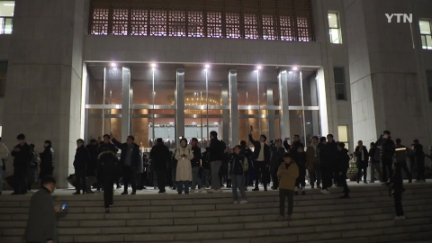 "불법계엄으로 정신적 피해"…시민들, 윤 상대 손해배상 승소