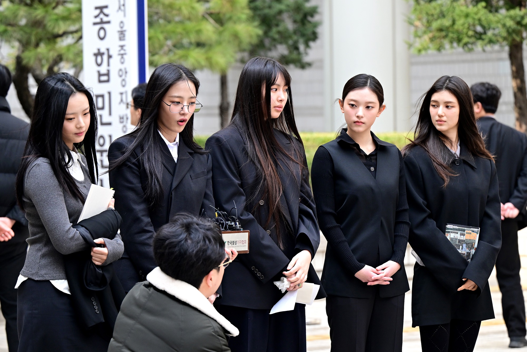 "가정폭력 아빠가 엄마 쫓아내"…뉴진스 측, 법정서 극단적 비유 논란
