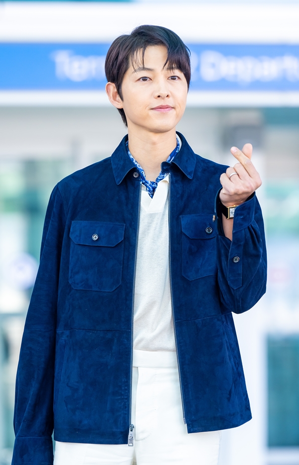 "송중기, 두 아이 데리고 왔다"…한남동 놀이터 목격설