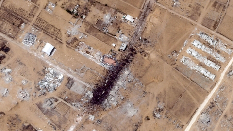 위성에 찍힌 '가자 기근' 참상...구호트럭에 새까맣게 몰려든 인파