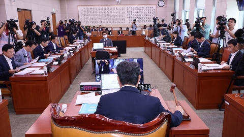  방송3법, 국회 법사위 통과...민주당 단독 처리