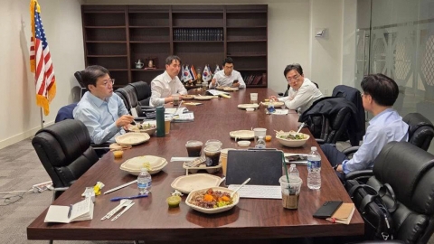 김정관 "1주일 만에 7차례 협상"...페북에 사진 공개