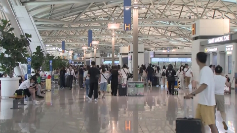 여름 휴가 성수기 절정…인천공항, 여행객으로 붐벼