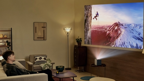 [기업] 40cm 거리에서 100인치 대화면 투사...LG, 초소형 프로젝터 출시