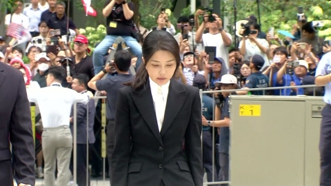  김건희, 특검 도착...차에서 내려 조사실 이동