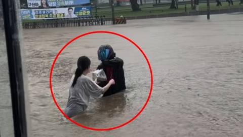 허리까지 물 찼는데 "콜 취소하면 페널티"…필사의 배달 화제