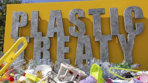 또 오지랖 부리는 트럼프...다른 나라에 '플라스틱 생산 제한 거부' 촉구