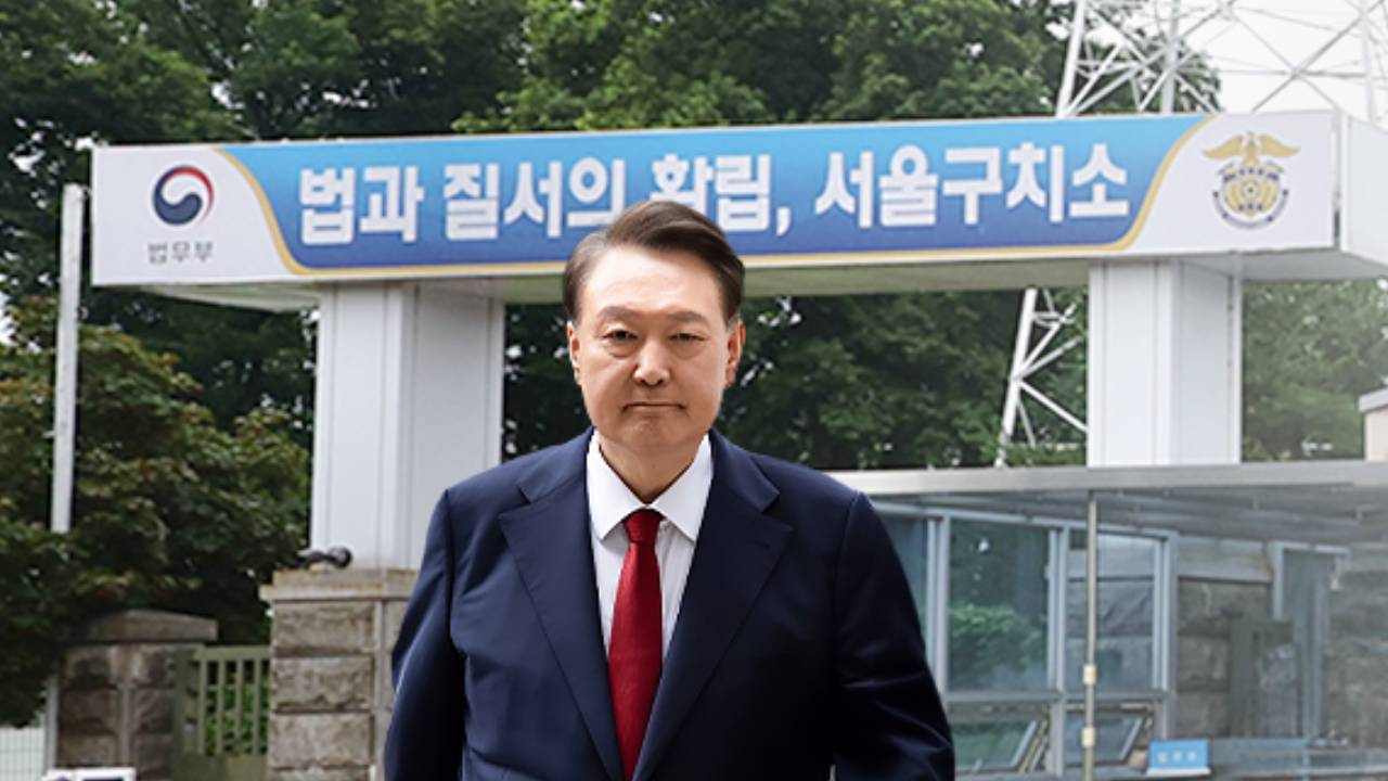 尹, 구치소 의무실행…"특검, 의자째 들어올리다 尹 떨어져"