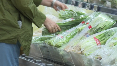 폭염·폭우에 밥상물가 \'들썩\'…"시금치 반값 할인"