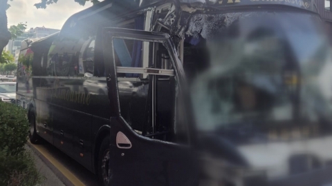 45인승 통근버스가 단속카메라 설치대 추돌...7명 부상