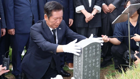 "잘 하겠습니다"...노무현 묘역서 눈물 흘린 '노사모' 정청래 [Y녹취록]