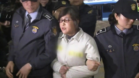 8년 전 최순실 끌어내더니…똑 닮은 '버티기' 전략