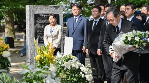 일본 연립여당 대표, 나가사키 한국인 원폭 위령비 헌화