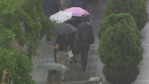 [날씨] 정체전선, 남해안 호우 쏟고 북상....내일 중부에 최고 150mm
