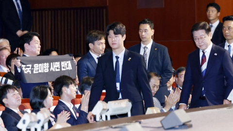 안철수, 이 대통령 경축사 중 "조국·윤미향 사면 반대\' 시위
