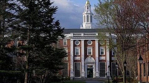 "트럼프에 항복하지마"...하버드대 합의 임박에 동문들 공개서한