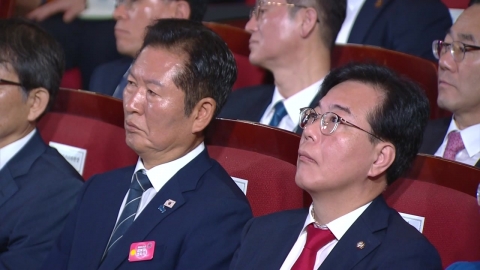 "나도 사람과 악수"…광복절 경축식서도 여야 신경전
