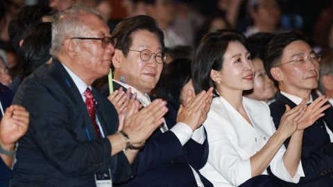 "정부 정체성에 맞는 행사" vs "10억 원 들어...기괴한 행사" [Y녹취록]