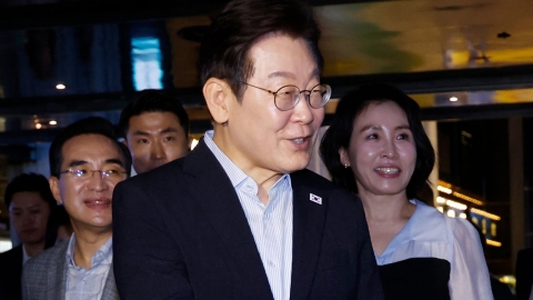 [현장영상+] 이 대통령 부부, 휴일 영화관 깜짝 등장…국민과 \'독립군\' 관람