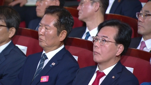 눈도 안 마주친 여야 수장…악수는 언제쯤?