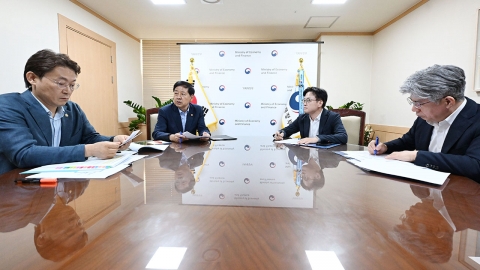 구윤철 부총리, 관계장관 현안간담회..."석유화학산업 재도약 신속 추진"