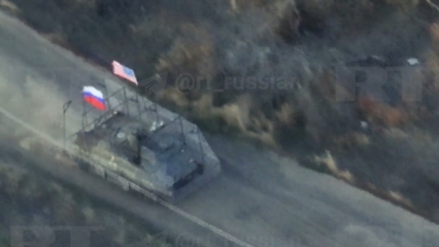 러시아군, 미제 장갑차에 성조기 매달고 최전선 질주...우크라 '분노'