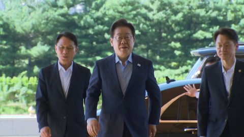  이 대통령 "정책 방향은 한반도 비핵화...동결→축소→비핵화"