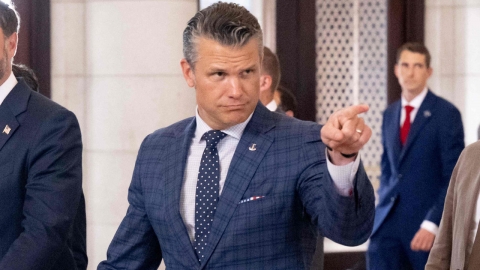 미 국방장관 과잉 경호 논란..."이혼한 전부인도 경호"