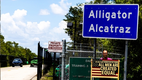 미 법원, '악어 앨커트래즈' 이민자 구치소 철거 명령