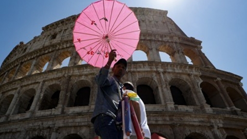 폭염에 로마 콜로세움 관광 가이드 사망...개방 시간 변경 요구
