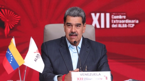 '반미' 베네수엘라 마두로, 시진핑이 선물한 휴대폰 꺼내며 밀착 과시