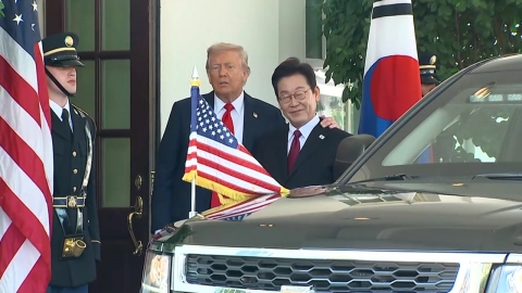 [현장영상+] 트럼프, 백악관 건물 앞에서 영접…두 정상 첫 만남